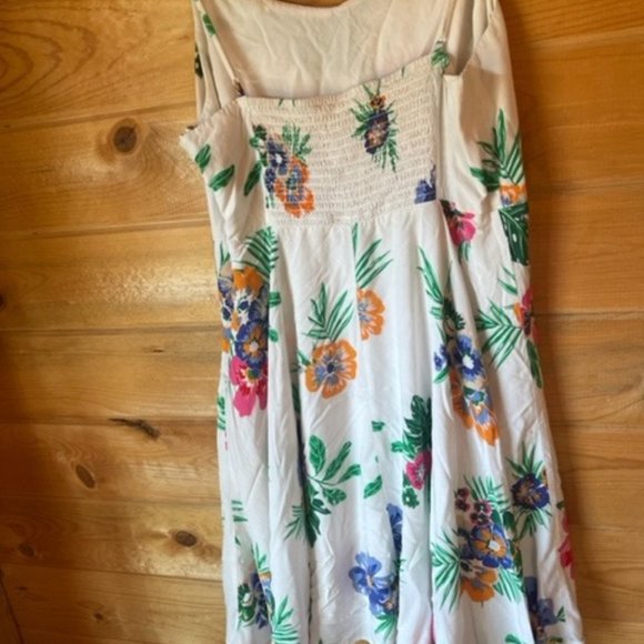 Women's White Dress with colorful Flowers Old Navy - Picture 3 of 4
